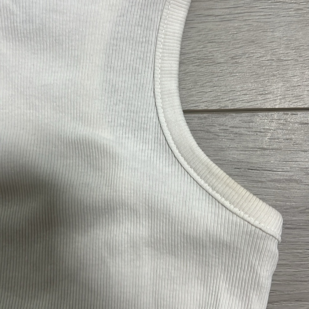 H&M Razorback Tank - Picture 3 of 3